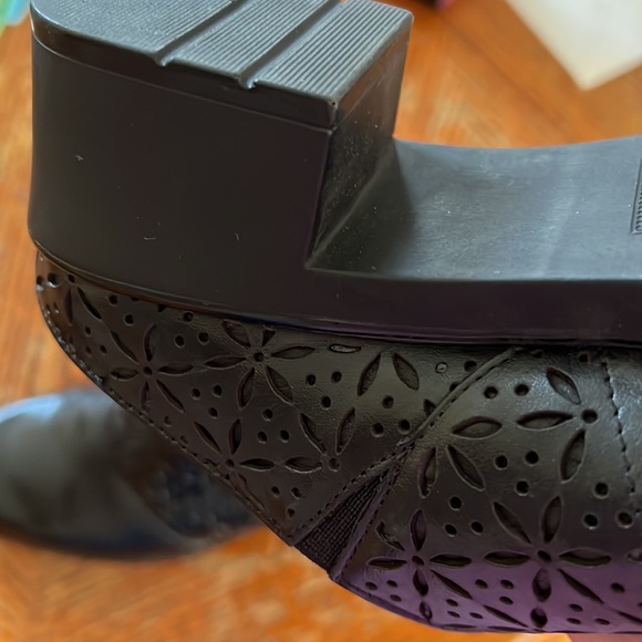 Walking Cradles Black Cutout Mules Sz 7 - Picture 5 of 6